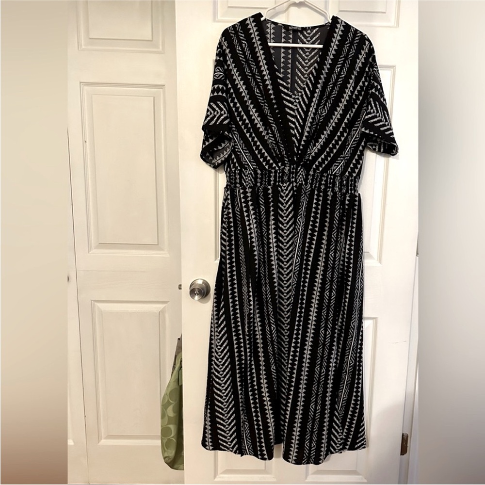 Bloom chic dress black and white with pockets‎ sz14/16